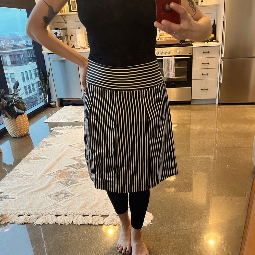 J.Crew 🟰 B&W striped midi dkirt